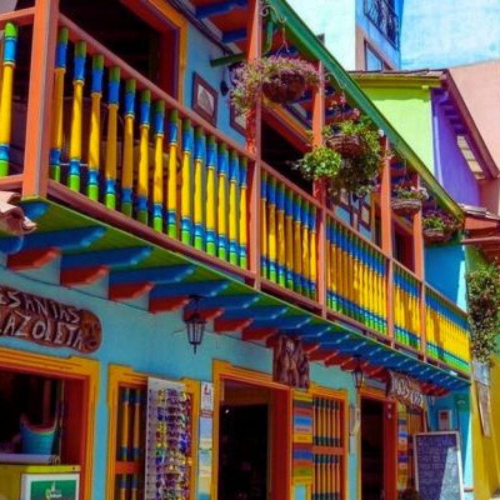tour-guatape-pueblo-colorido