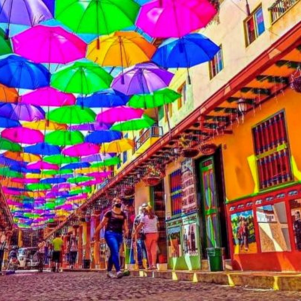 tour-guatape-sombrillas