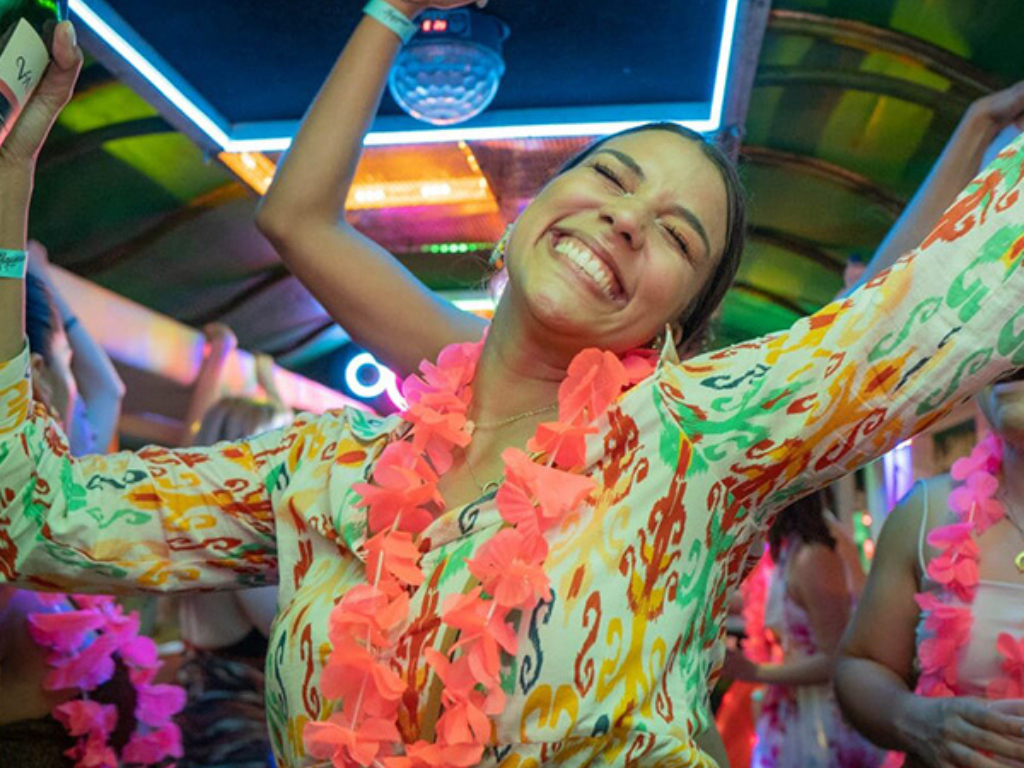 Chiva Rumbera Cartagena: Tour Nocturno y Diversión | Diversitrip